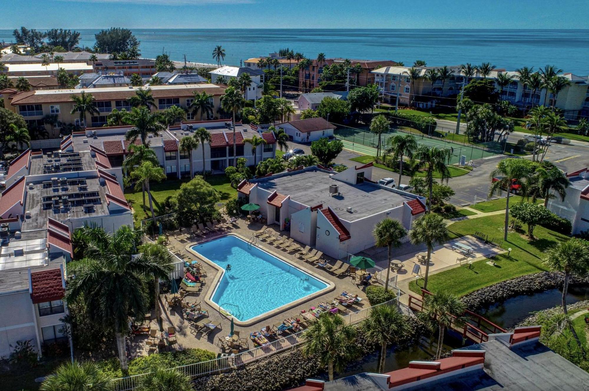 Anna Maria Island Runaway Tropical Dream-One Minute Walk To The Beach-Heated Pool Bradenton Beach Exterior photo