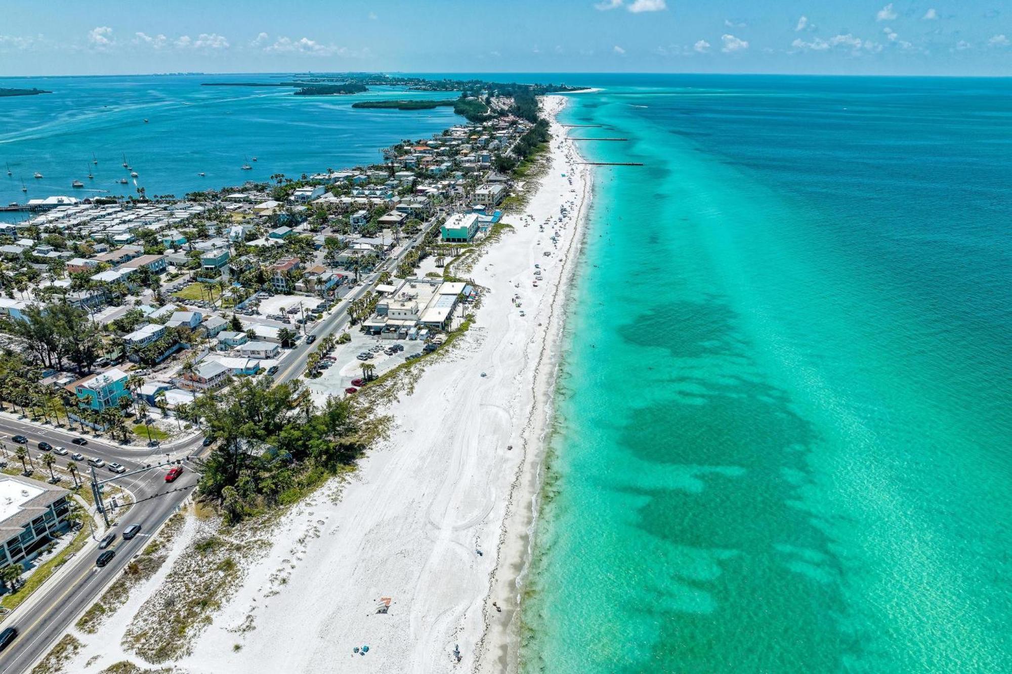 Anna Maria Island Runaway Tropical Dream-One Minute Walk To The Beach-Heated Pool Bradenton Beach Exterior photo