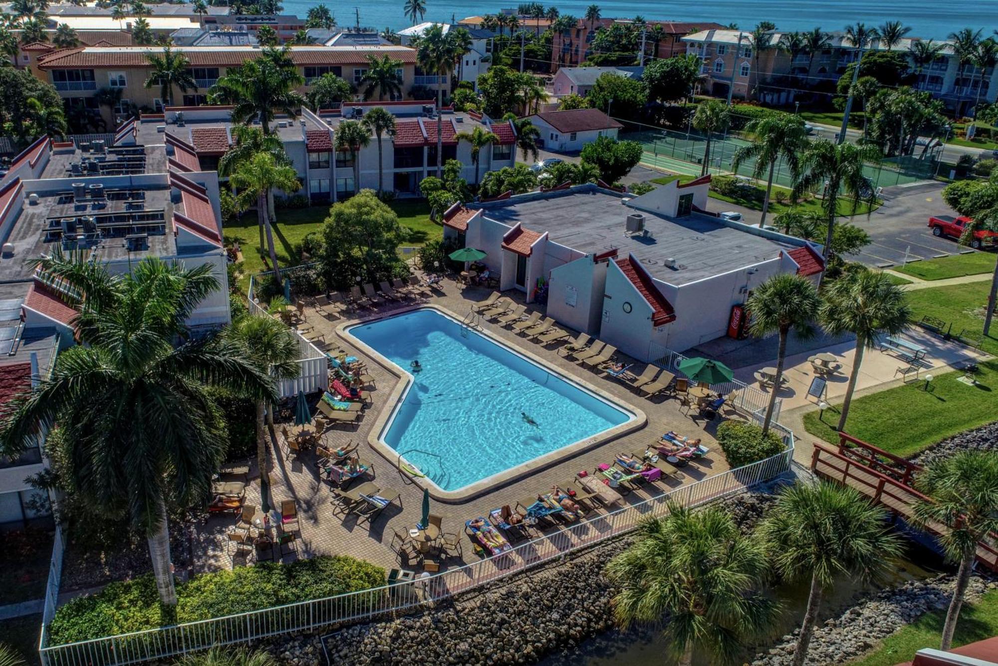 Anna Maria Island Runaway Tropical Dream-One Minute Walk To The Beach-Heated Pool Bradenton Beach Exterior photo