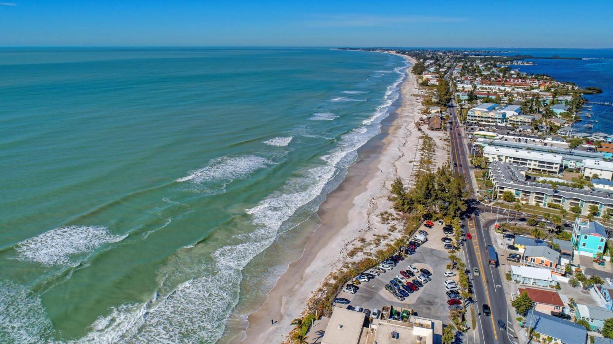 Anna Maria Island Runaway Tropical Dream-One Minute Walk To The Beach-Heated Pool Bradenton Beach Exterior photo