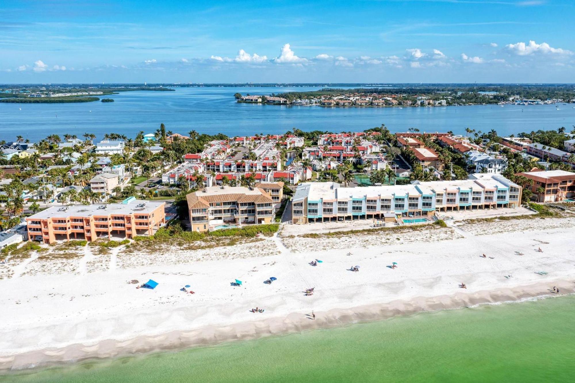 Anna Maria Island Runaway Tropical Dream-One Minute Walk To The Beach-Heated Pool Bradenton Beach Exterior photo