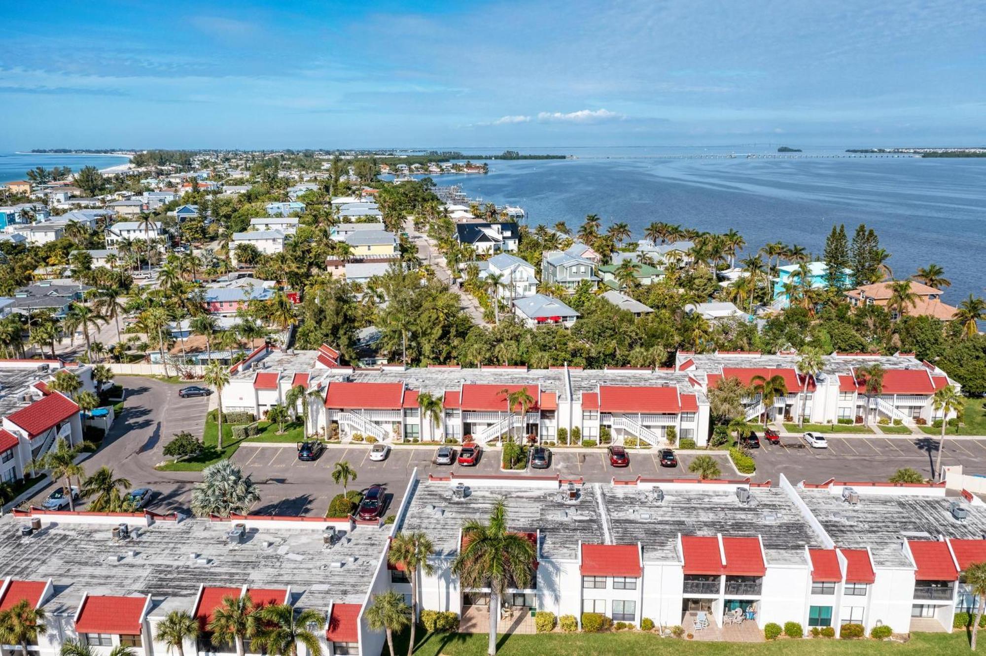 Anna Maria Island Runaway Tropical Dream-One Minute Walk To The Beach-Heated Pool Bradenton Beach Exterior photo