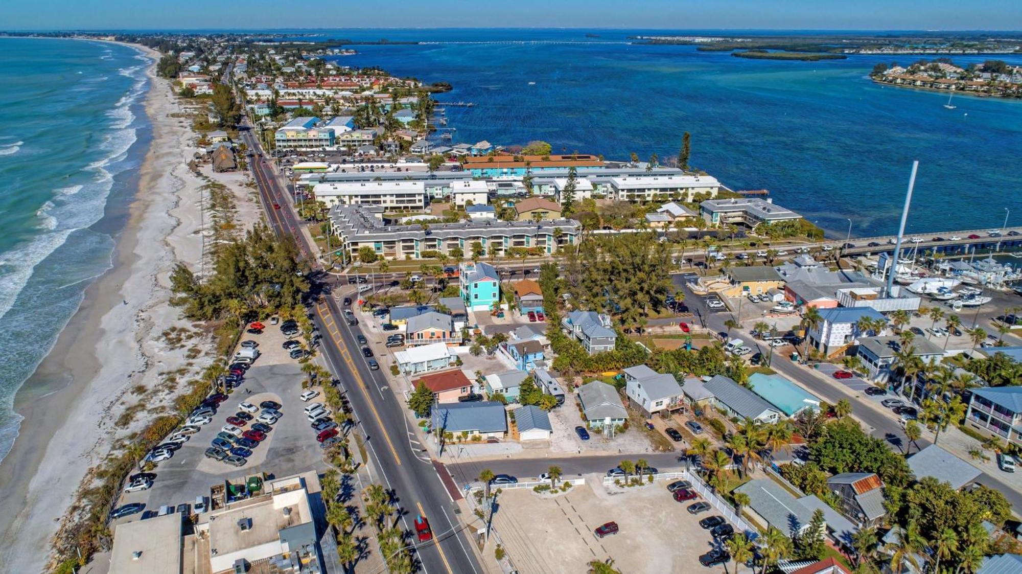 Anna Maria Island Runaway Tropical Dream-One Minute Walk To The Beach-Heated Pool Bradenton Beach Exterior photo