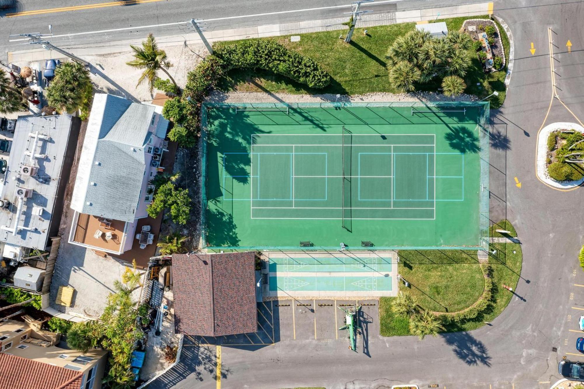 Anna Maria Island Runaway Tropical Dream-One Minute Walk To The Beach-Heated Pool Bradenton Beach Exterior photo