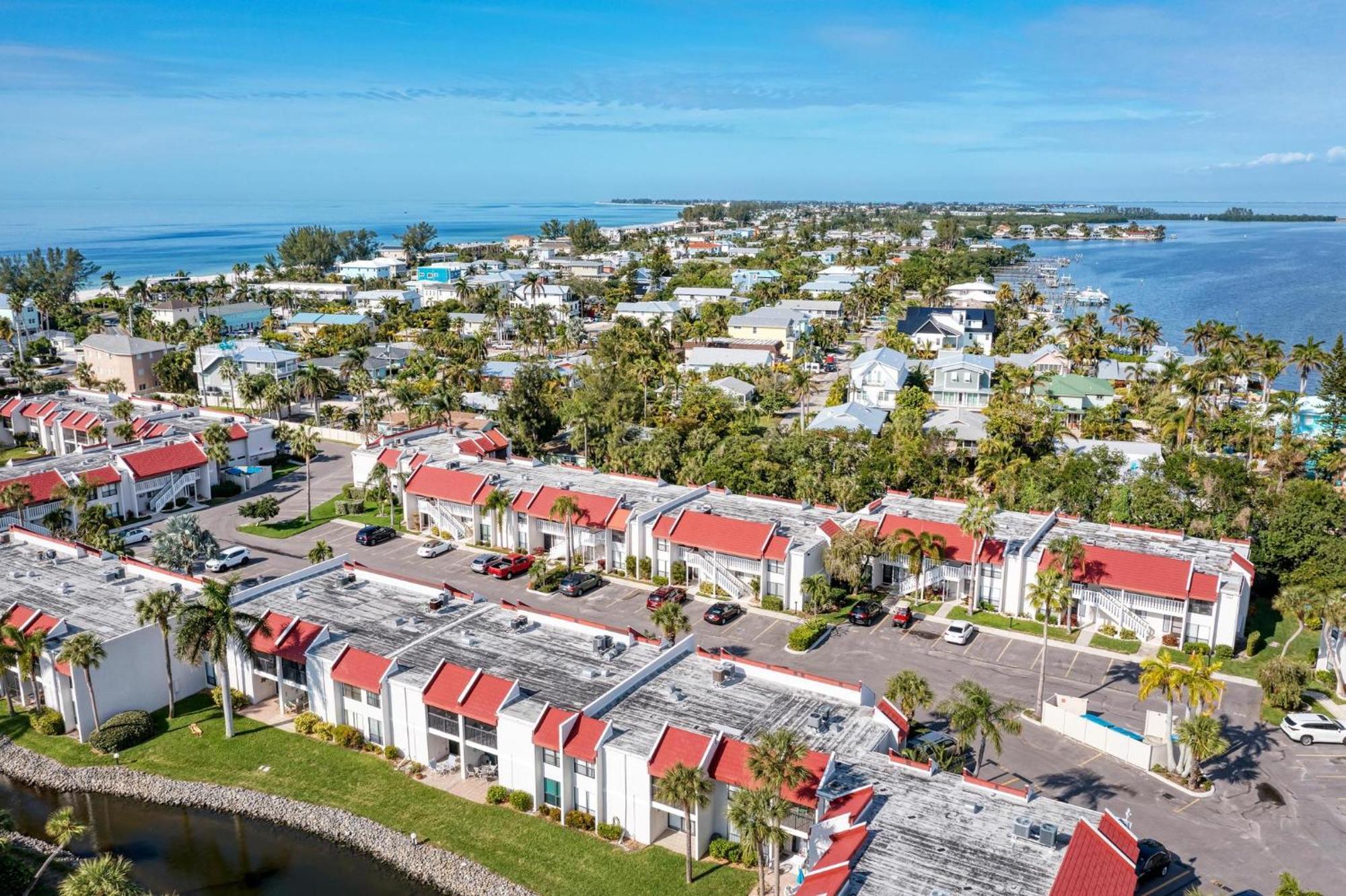 Anna Maria Island Runaway Tropical Dream-One Minute Walk To The Beach-Heated Pool Bradenton Beach Exterior photo